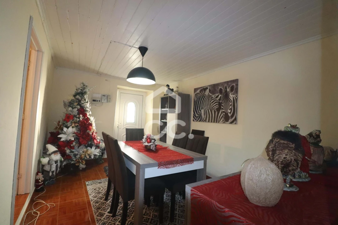 Moradia T4 para Venda em Arrifes Foto 1