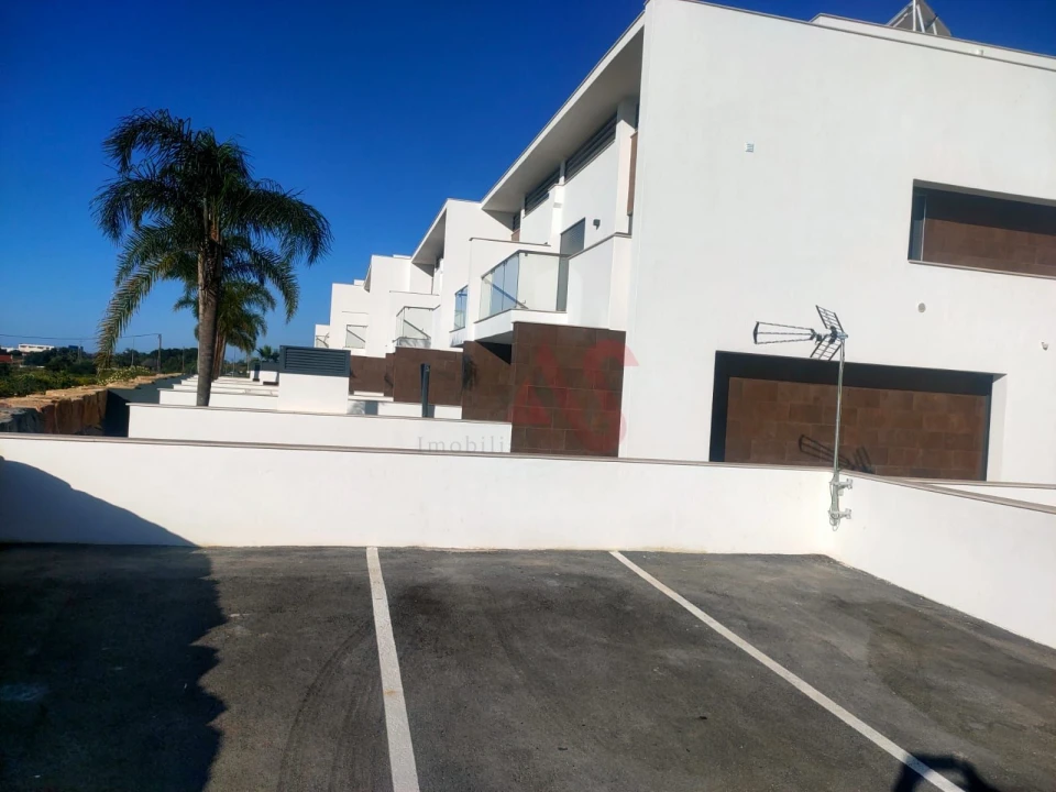 Moradia T3 para Venda em Ferreiras Foto 2