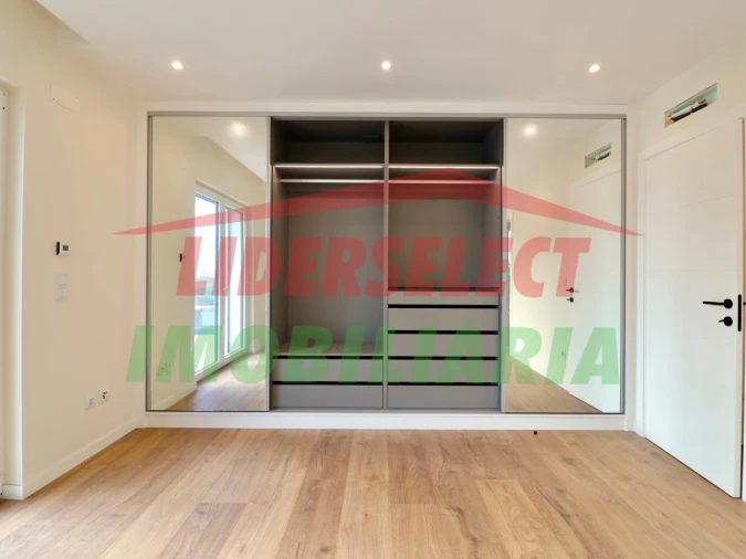 Moradia T4 para Venda em Silveira Foto 16