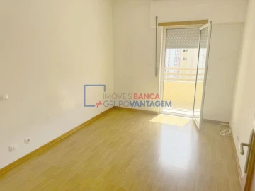 Apartamento T3 para Venda em Carregado e Cadafais