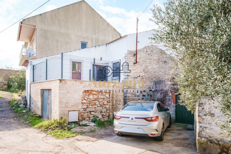 Moradia T2 para Venda em Nossa Senhora das Misericordias