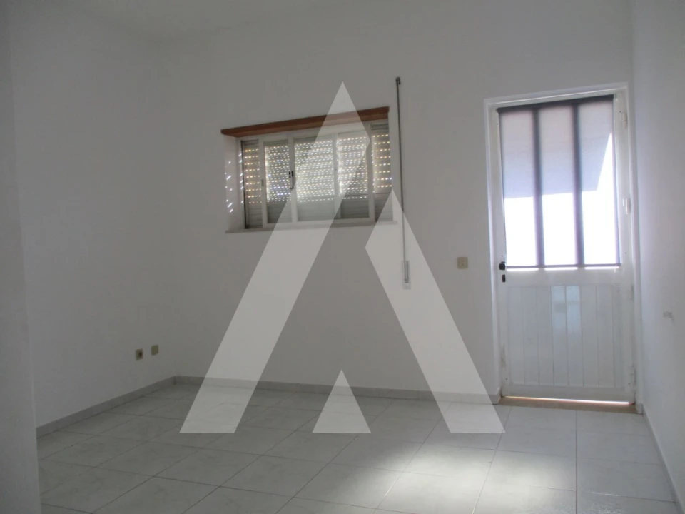 Loja para Arrendamento em Oliveira do Bairro Foto 2