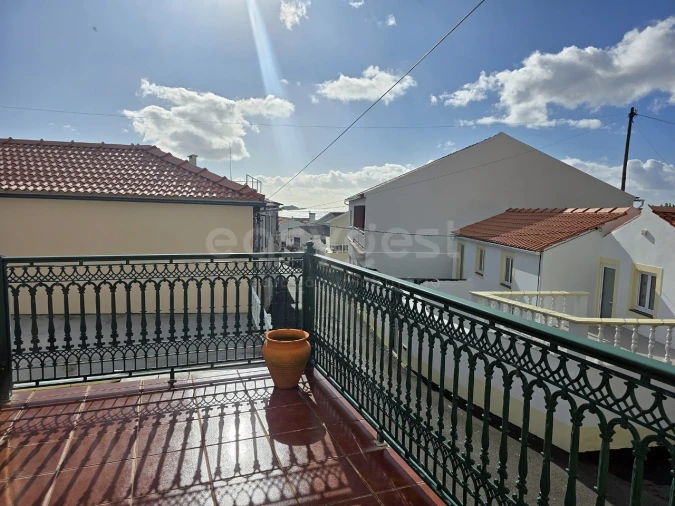 Moradia T3 para Venda em Lajes do Pico Foto 3