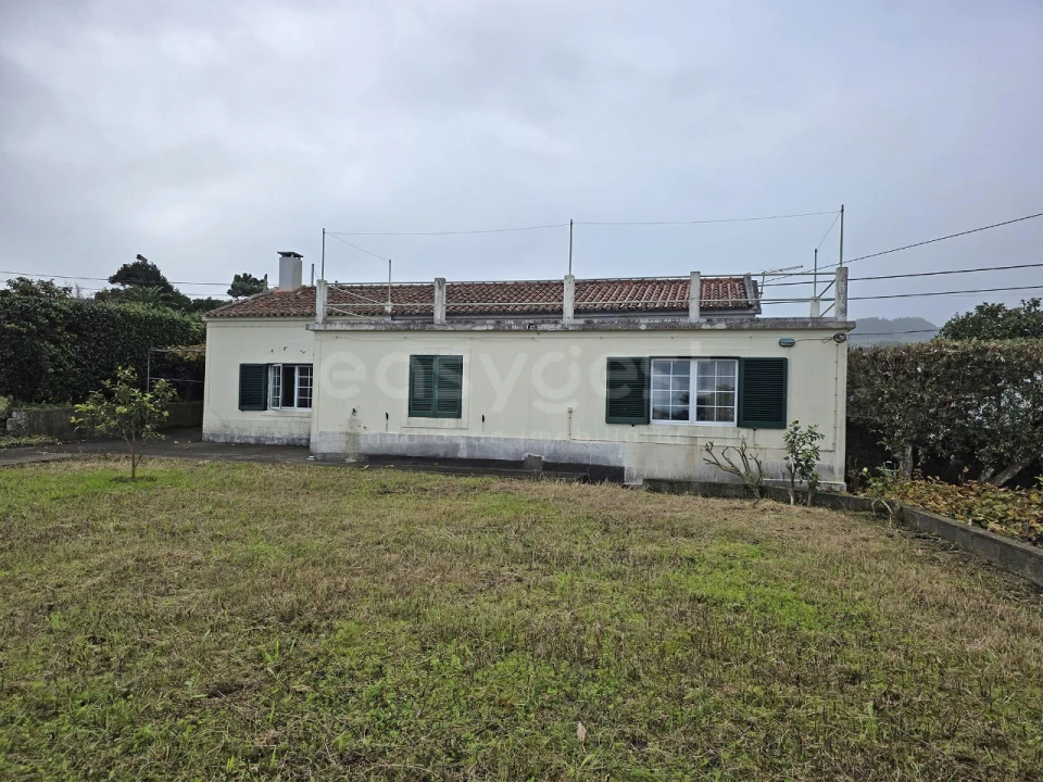 Moradia T3 para Venda em Capelas Foto 4