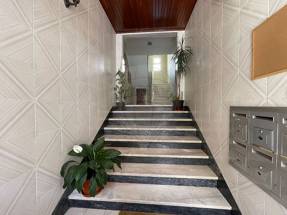 Apartamento T2 para Venda em Algueirão-Mem Martins Foto 2