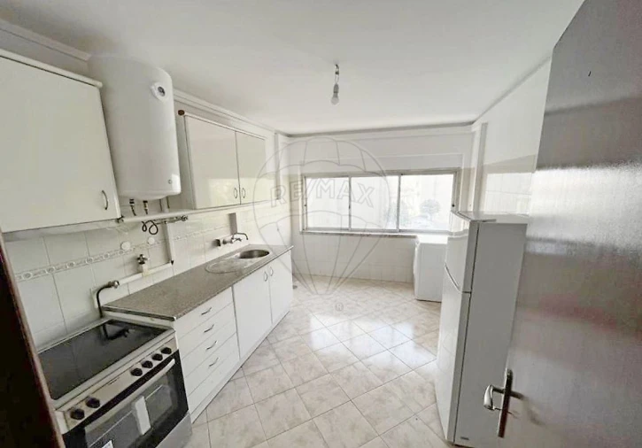 Apartamento T2 para Venda em Carregado e Cadafais Foto 5