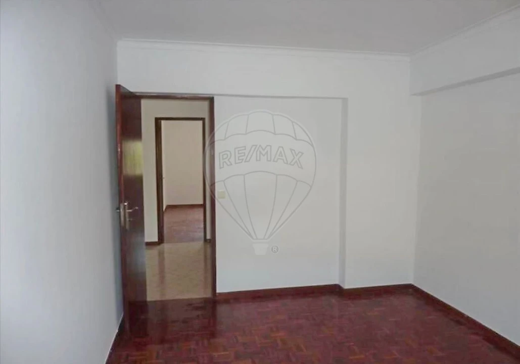 Apartamento T2 para Venda em Carregado e Cadafais Foto 11