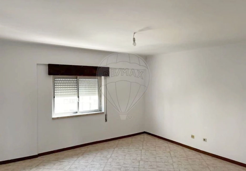 Apartamento T2 para Venda em Carregado e Cadafais Foto 9