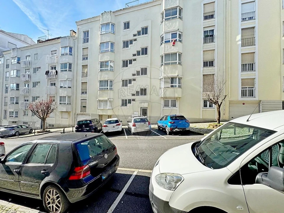 Apartamento T3 para Venda em Rio de Mouro Foto 2
