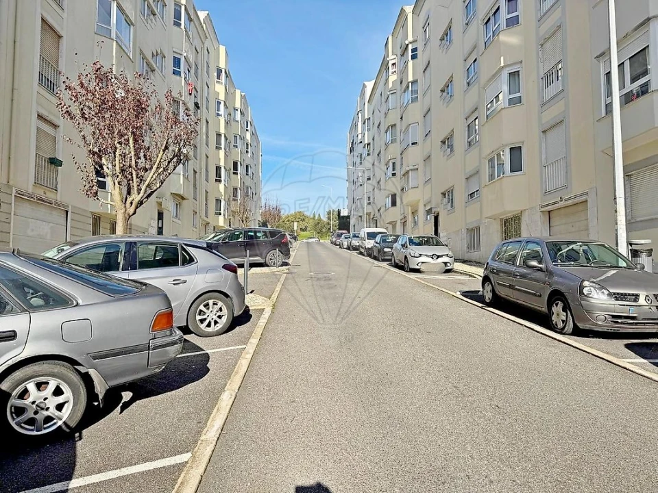 Apartamento T3 para Venda em Rio de Mouro Foto 3