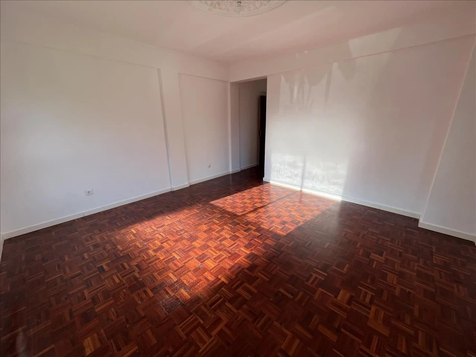 Apartamento T2 para Venda em Agualva e Mira-Sintra Foto 5