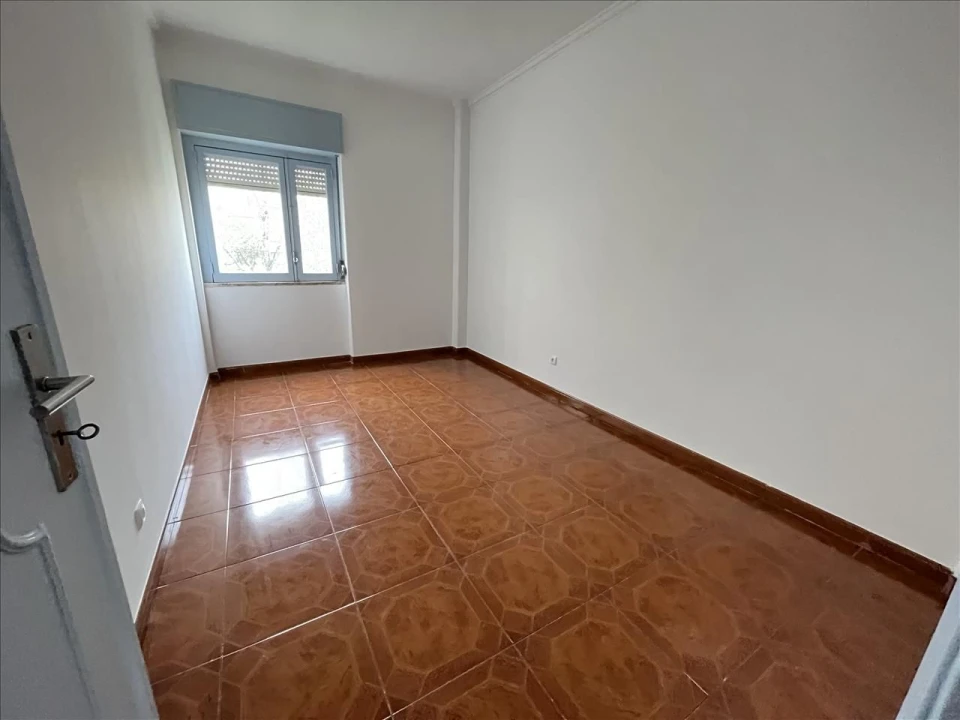 Apartamento T2 para Venda em Agualva e Mira-Sintra Foto 6