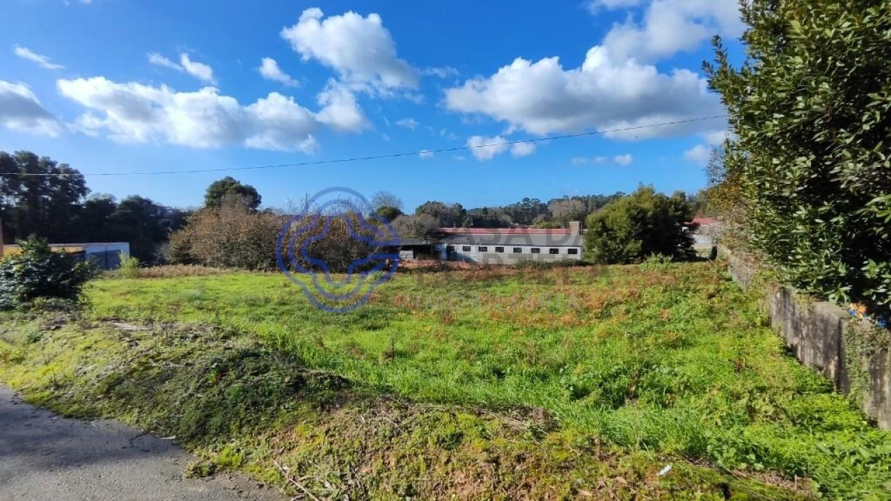 Terreno para Venda em Paços de Brandão Foto 1