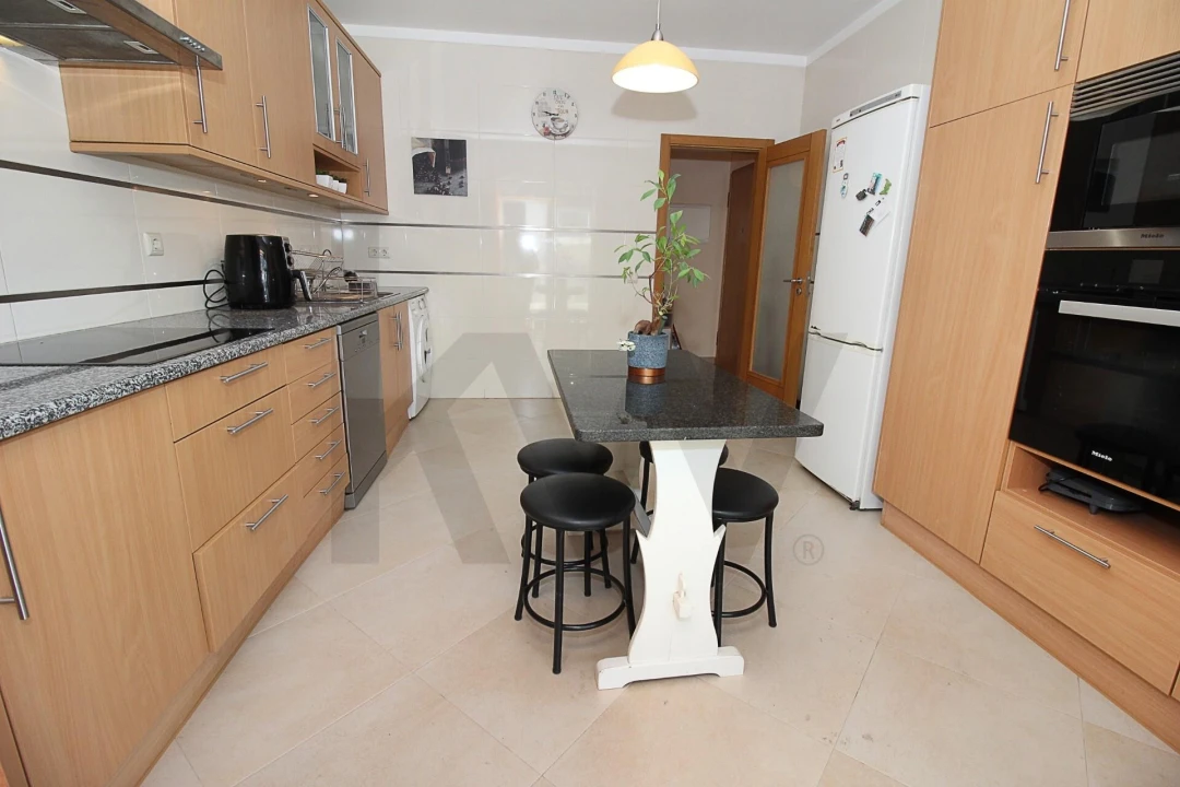 Apartamento T4 para Venda em Portimão Foto 8