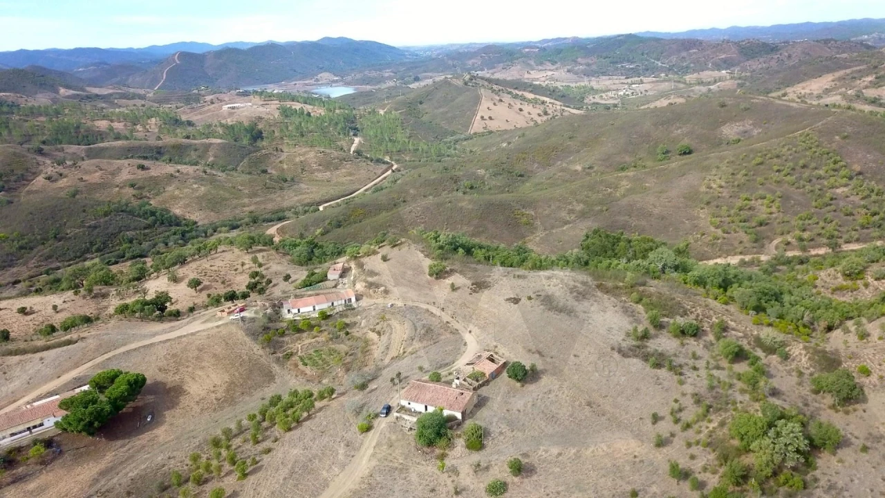 Moradia T4 para Venda em São Marcos da Serra Foto 1