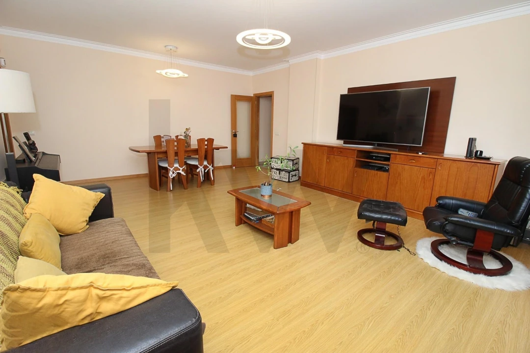 Apartamento T4 para Venda em Portimão Foto 2