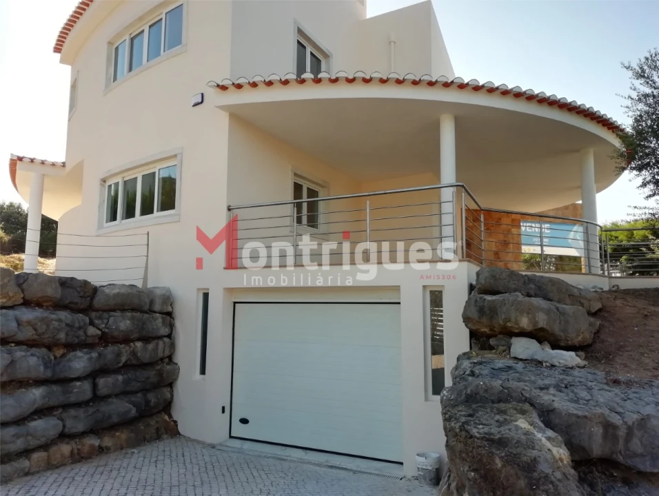 Moradia T4 para Venda em Queluz e Belas Foto 1