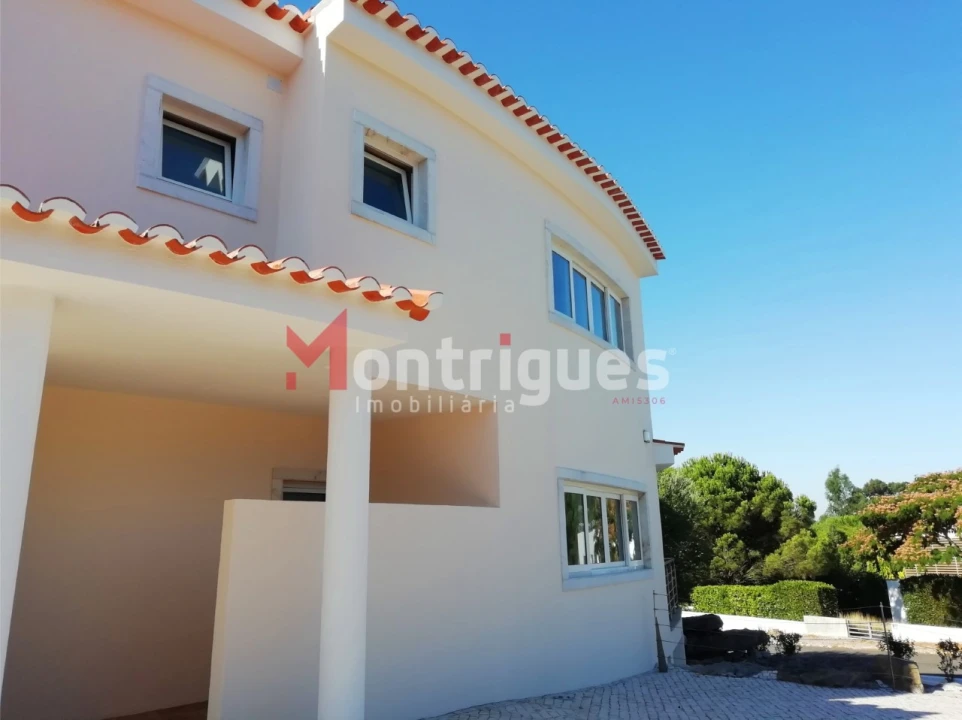 Moradia T4 para Venda em Queluz e Belas Foto 3