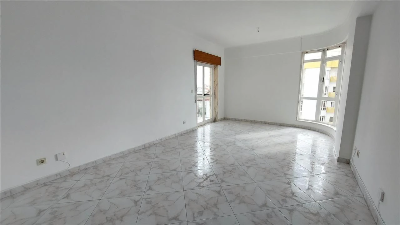 Apartamento T2 para Venda em Agualva e Mira-Sintra Foto 6