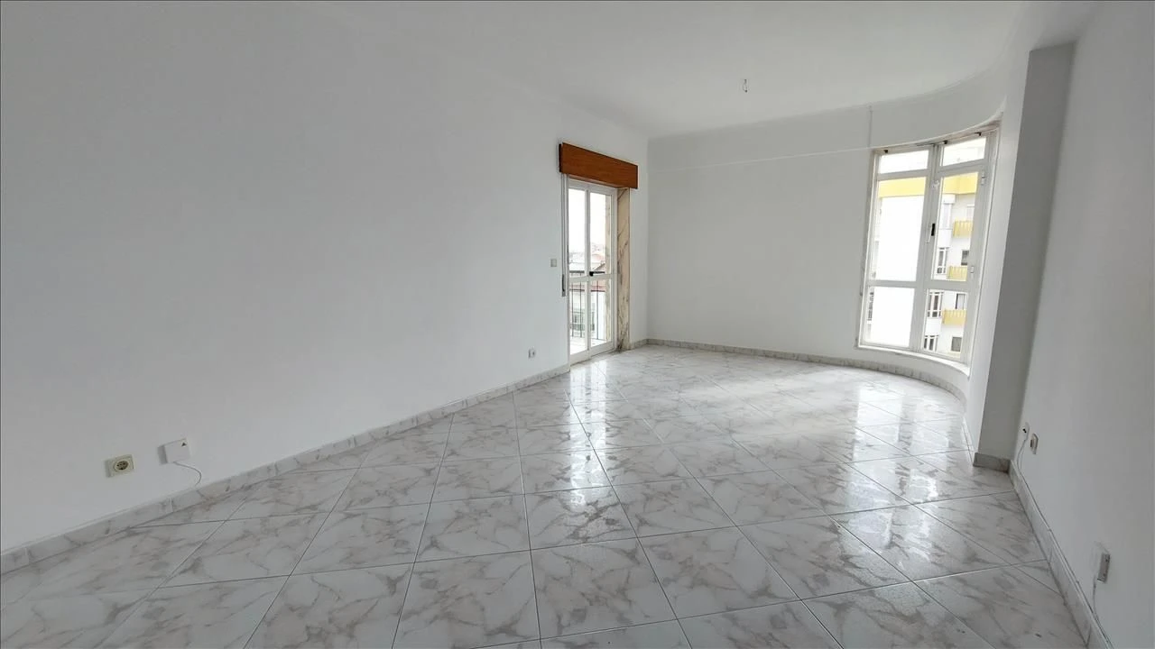 Apartamento T2 para Venda em Agualva e Mira-Sintra Foto 6