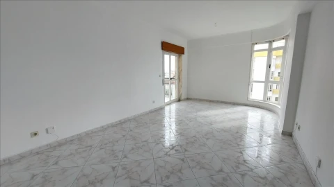 Apartamento T2 para Venda em Agualva e Mira-Sintra