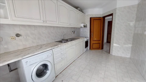 Apartamento T2 para Venda em Agualva e Mira-Sintra