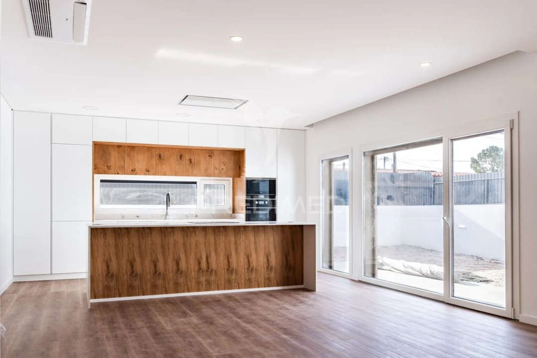 Moradia T4 para Venda em Fernao Ferro Foto 1