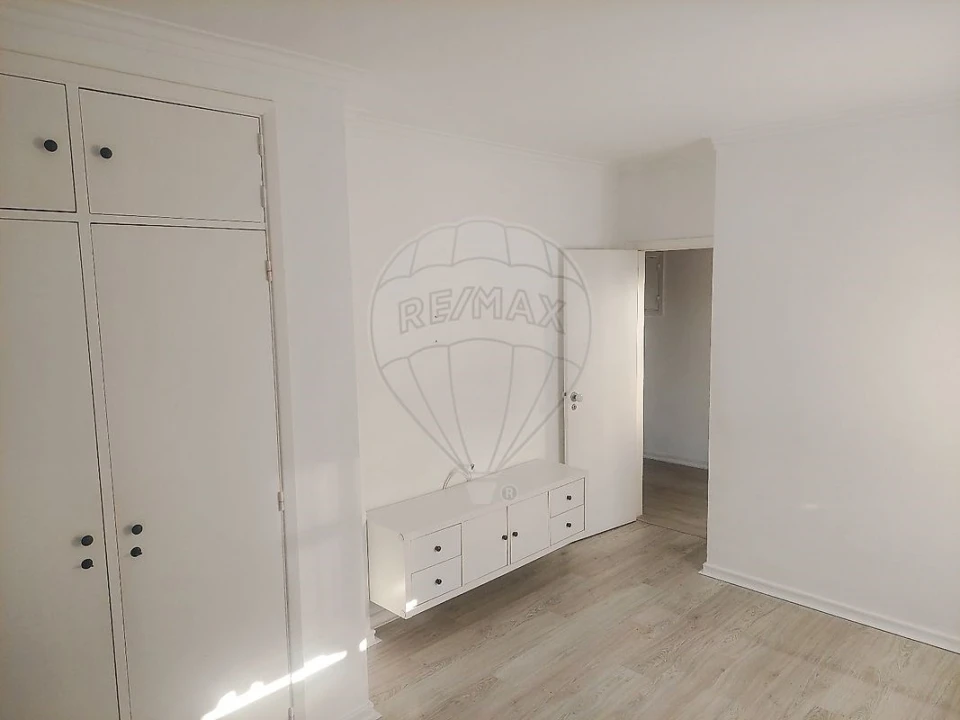 Apartamento T2 para Venda em Agualva e Mira-Sintra Foto 8