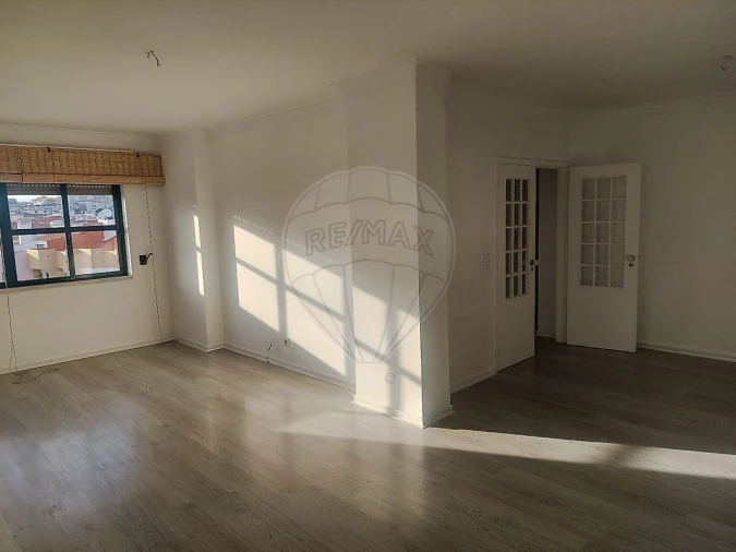 Apartamento T2 para Venda em Agualva e Mira-Sintra Foto 1