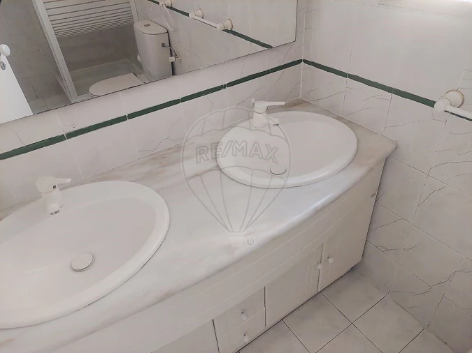 Apartamento T2 para Venda em Agualva e Mira-Sintra Foto 11