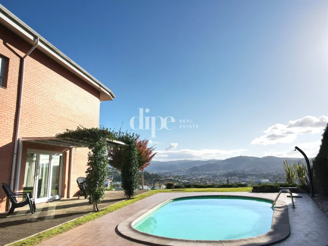 Moradia T4 para Venda em Infias Foto 2