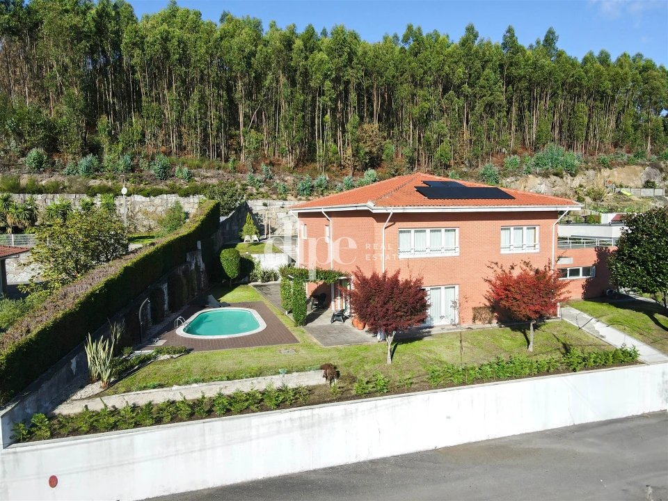 Moradia T4 para Venda em Infias Foto 1