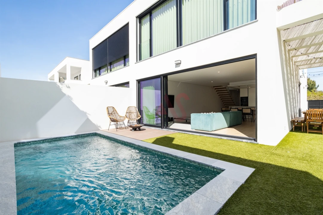 Moradia T4 para Venda em Fernao Ferro Foto 1