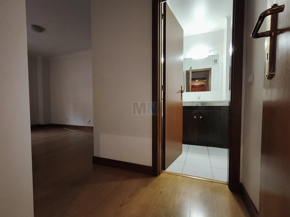 Apartamento T5 para Venda em Santo Antonio dos Olivais Foto 16