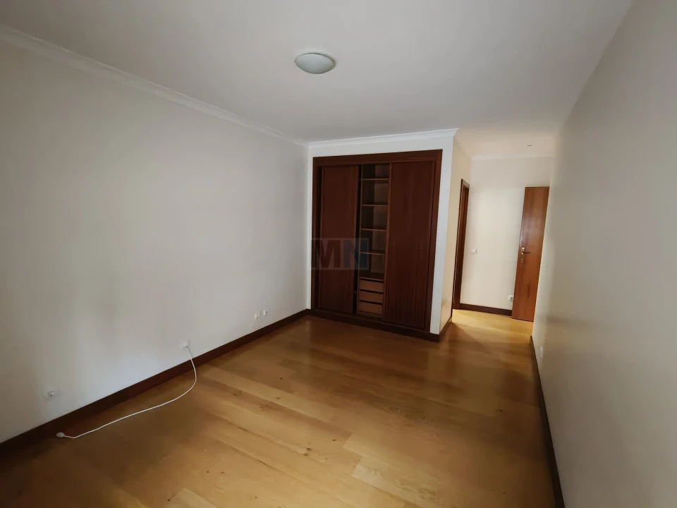 Apartamento T5 para Venda em Santo Antonio dos Olivais Foto 18