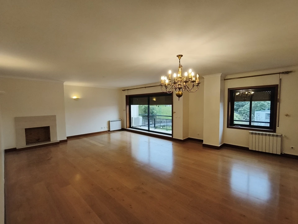 Apartamento T5 para Venda em Santo Antonio dos Olivais Foto 2