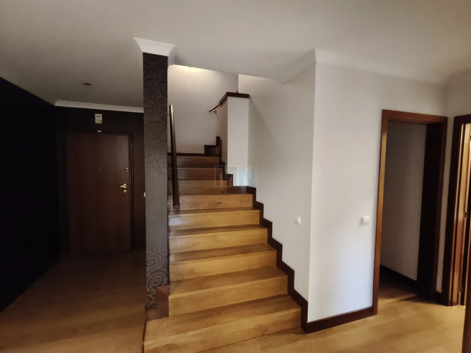 Apartamento T5 para Venda em Santo Antonio dos Olivais Foto 7