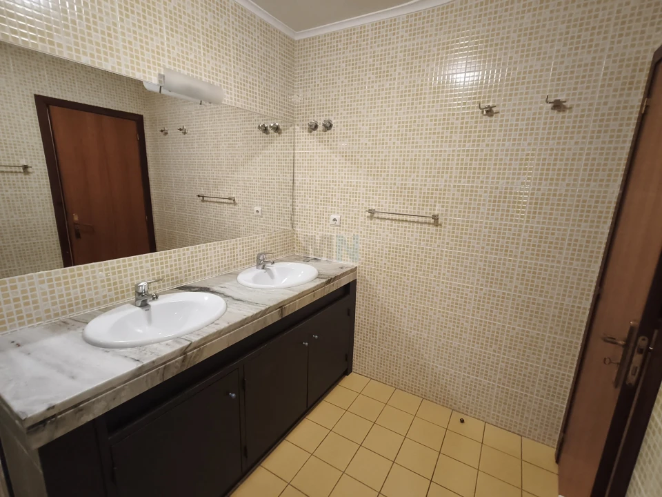 Apartamento T5 para Venda em Santo Antonio dos Olivais Foto 14