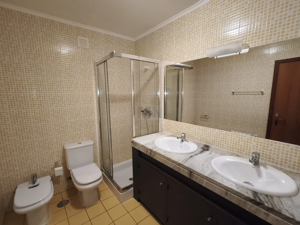 Apartamento T5 para Venda em Santo Antonio dos Olivais Foto 15