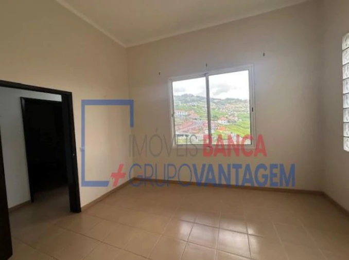 Moradia T6 para Venda em Estreito de Camara de Lobos Foto 8