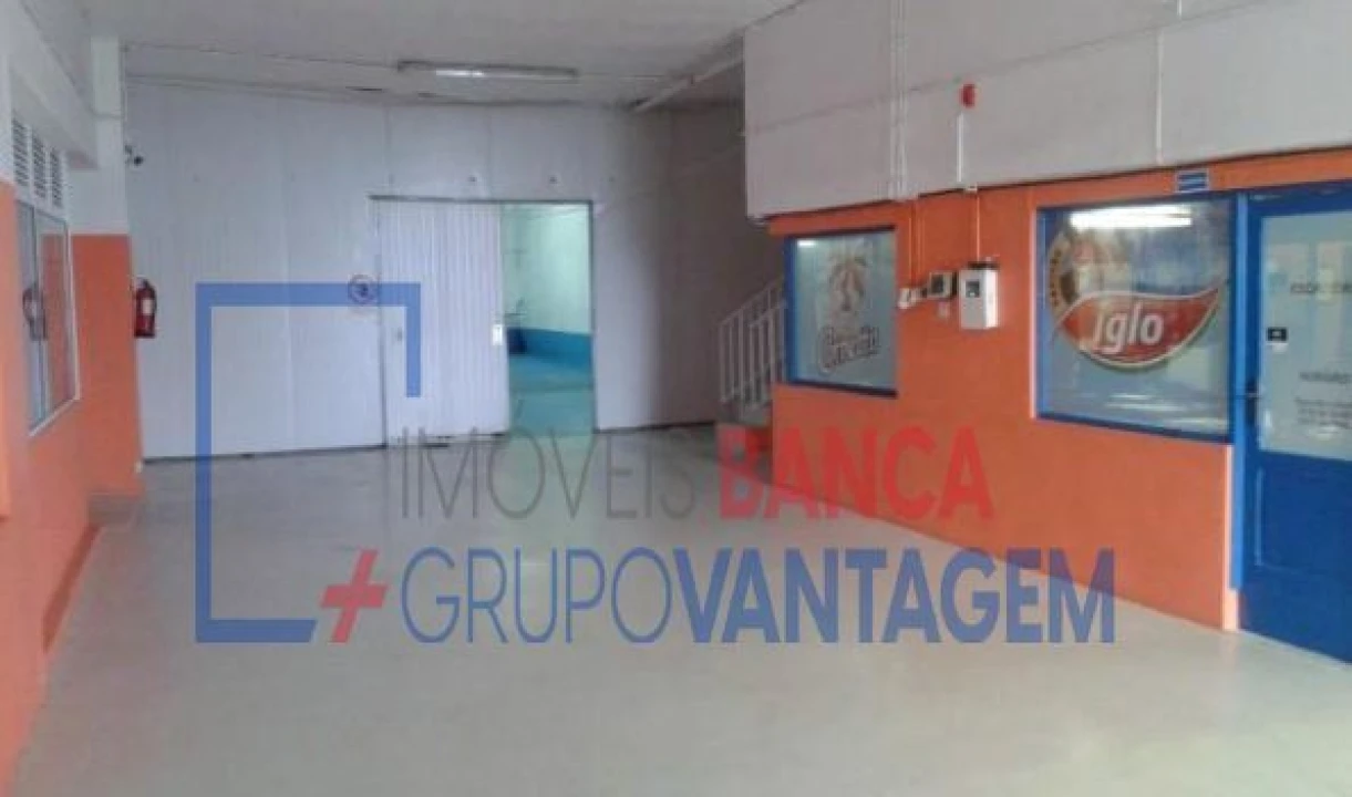 Armazém para Venda em Praia da Vitoria (Santa Cruz) Foto 9