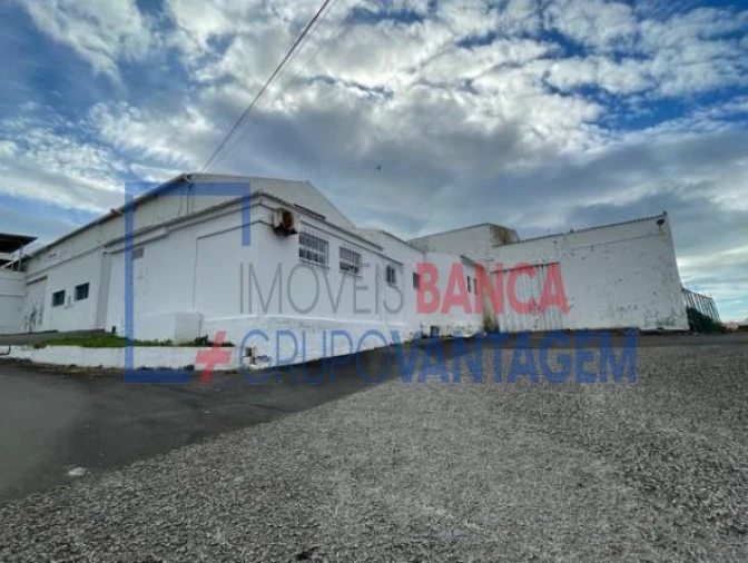 Armazém para Venda em Praia da Vitoria (Santa Cruz) Foto 1