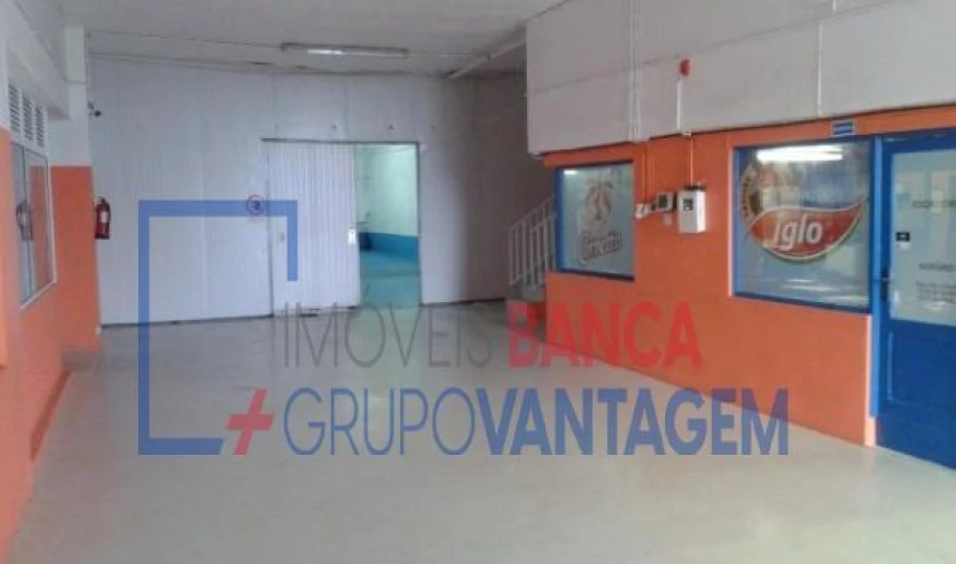 Armazém para Venda em Praia da Vitoria (Santa Cruz) Foto 9