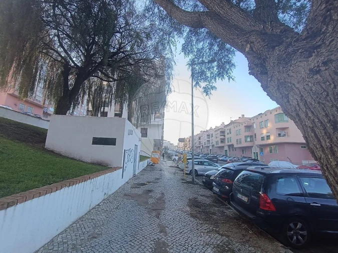 Apartamento T1 para Venda em Rio de Mouro Foto 3