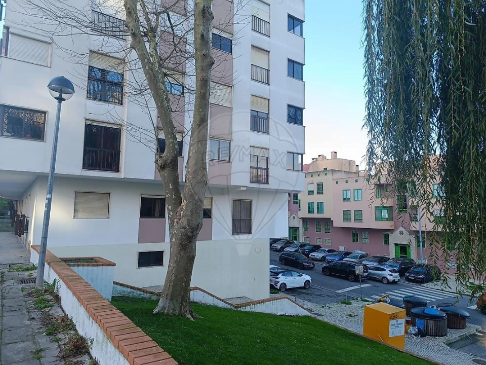 Apartamento T1 para Venda em Rio de Mouro Foto 2