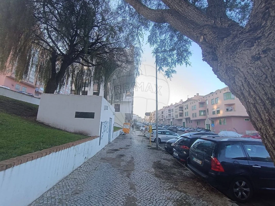 Apartamento T1 para Venda em Rio de Mouro Foto 3