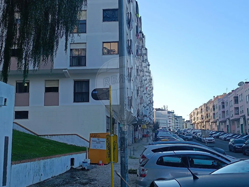 Apartamento T1 para Venda em Rio de Mouro Foto 1