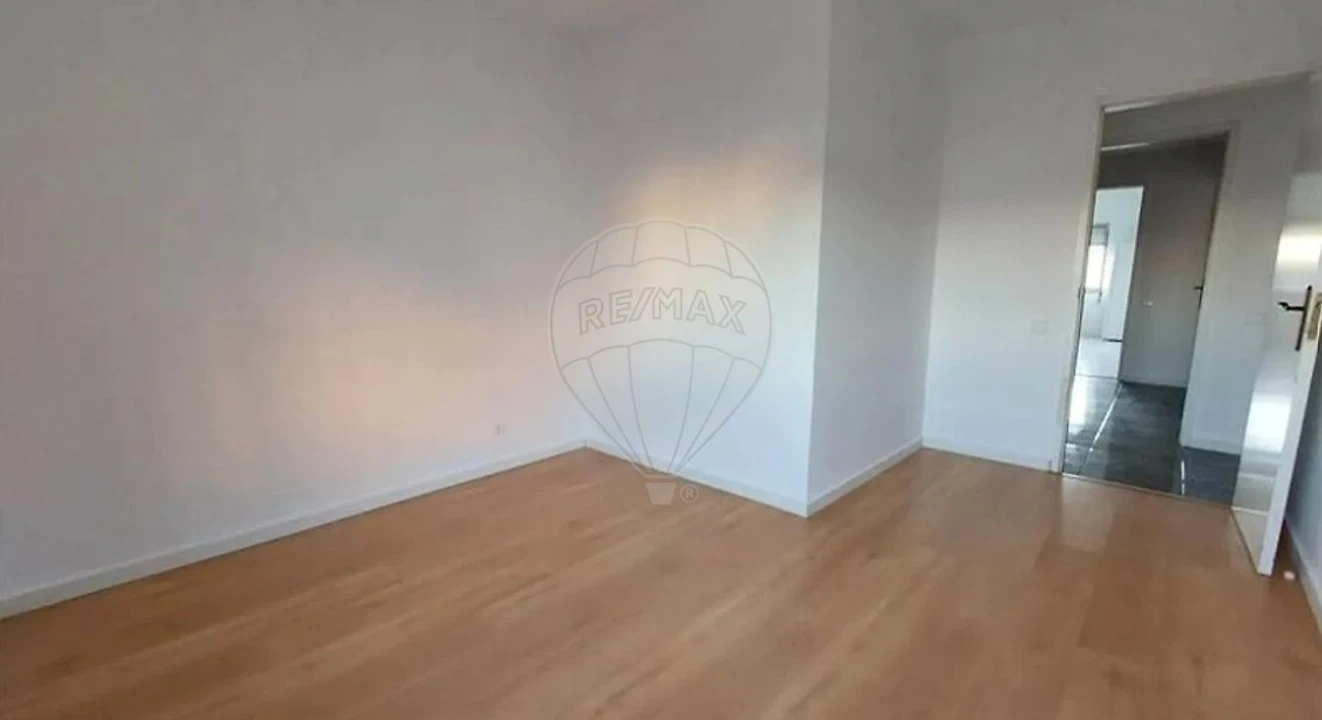 Apartamento T2 para Venda em Rio de Mouro Foto 2