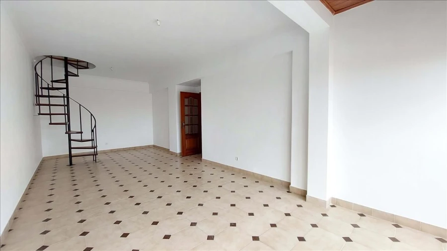 Apartamento T2 para Venda em Rio de Mouro Foto 5