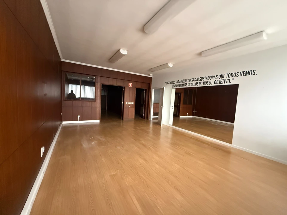 Escritório para Arrendamento em Creixomil Foto 10